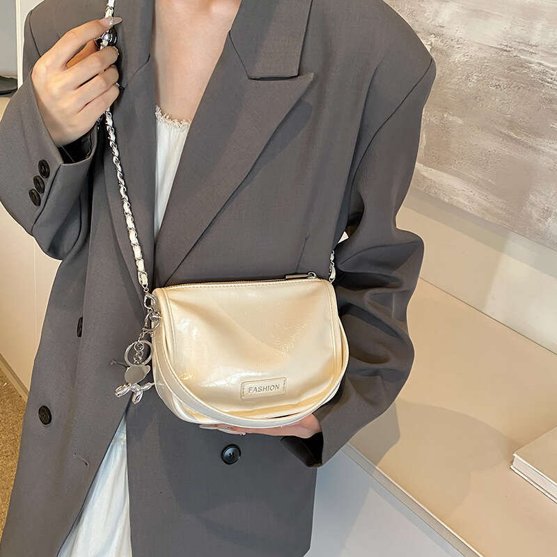 Red patent leather chain shoulder bag with fashionable pleated design, crossbody bag versatile for daily street fashion, women's bag