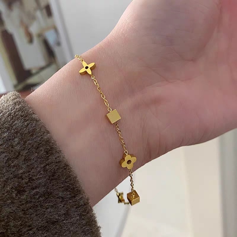High-end Madam Luxury Geometric Small Square Flower Designer Bracelet Steel Necklace For Women Fashion Internet Celebrity Four-leaf Clover Clavicle Ch