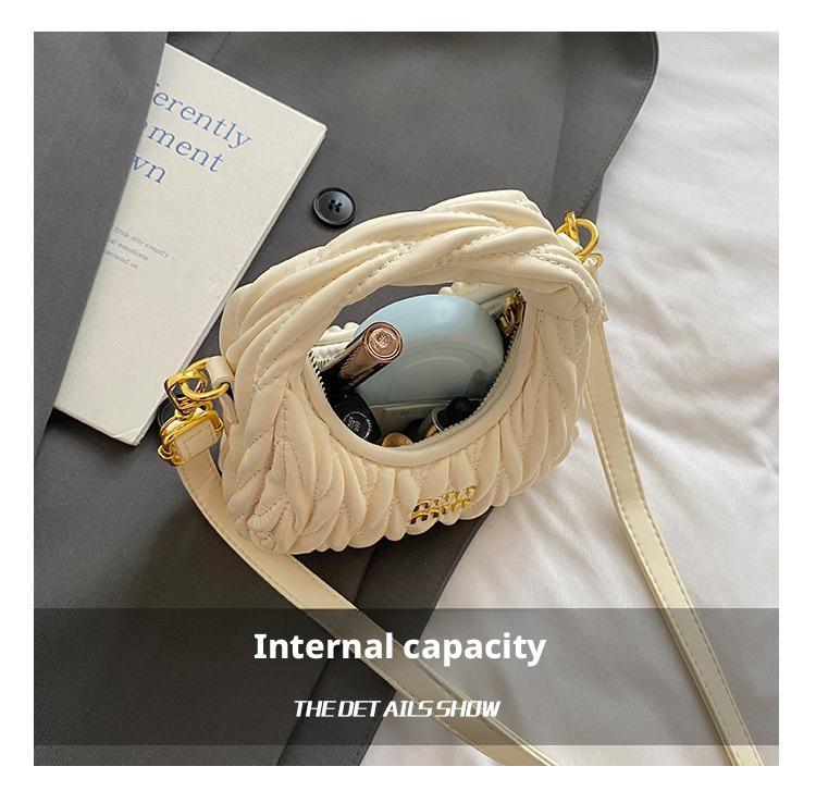 Hand bag shoulder bag Designer 2025S New Spring Color Contrasting Grass Woven Bamboo Basket Water Bucket Handbag Fashion Shoulder Diagonal Cross Women