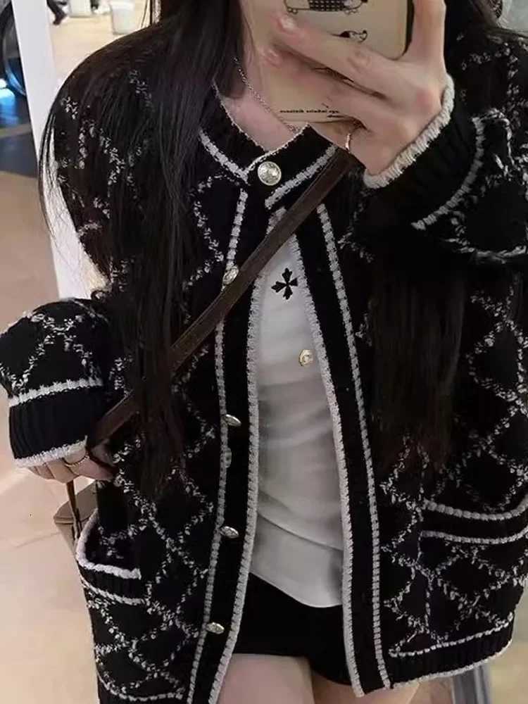 Autumn and Winter New Diamond Womens Longsleeved Crew Neck Sweater Elegant Cardigan Singlebreasted Knitwear Casual TopT251101