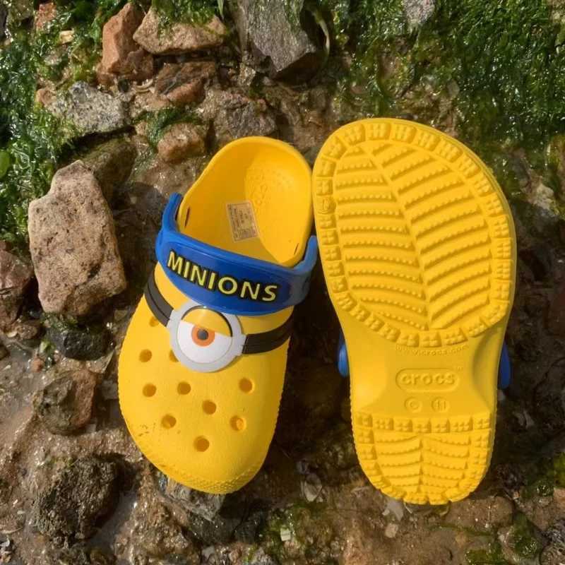 Miniso Minions Cave Sandals Stuart Dave Slippers Sandals Kaii Anime Family Beach Shoes Summer Childrens Sandals Drainage Gifts W250401