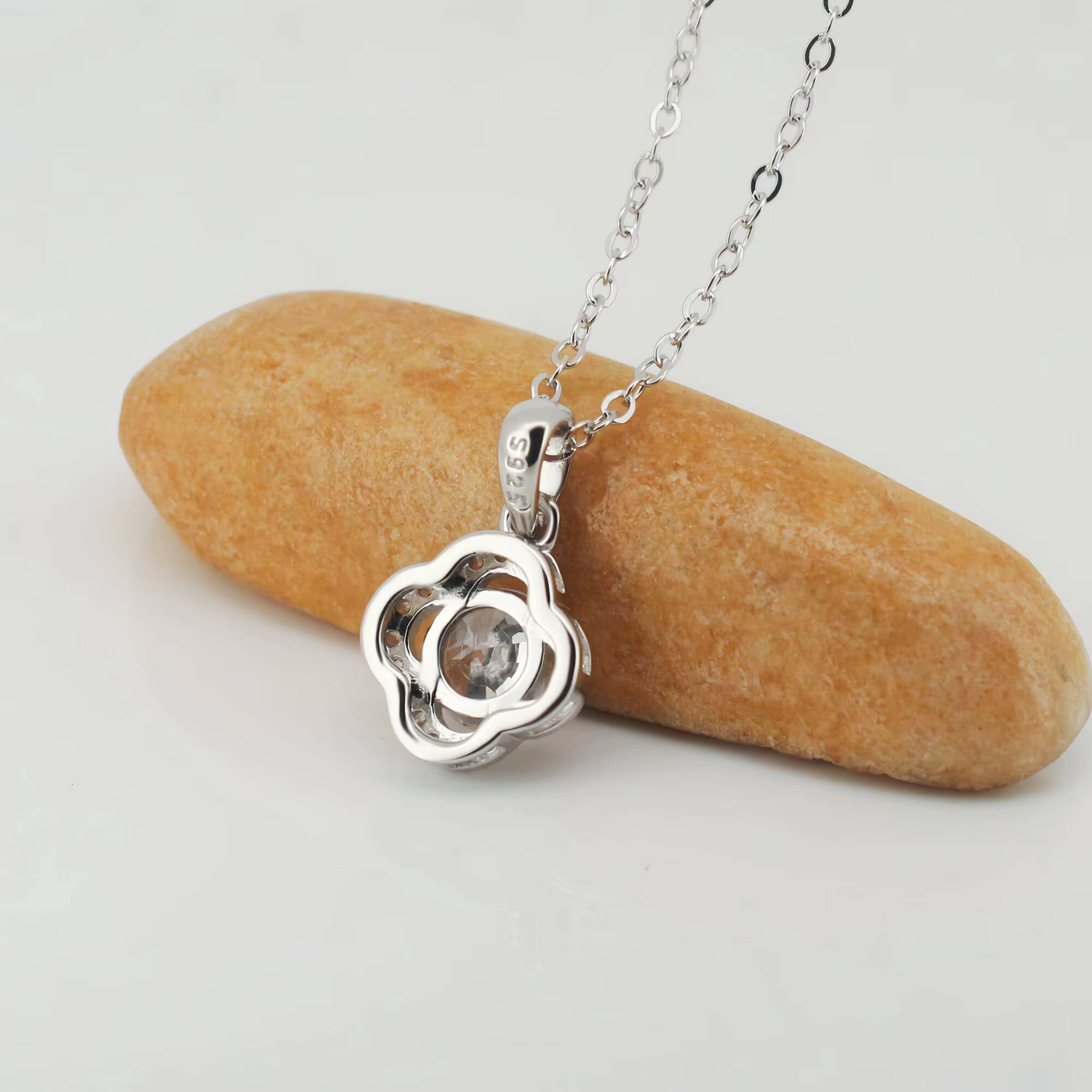 Factory Wholesale S925 Sterling Silver FourLeaf Clover Mosan Necklace Fashion Temperament