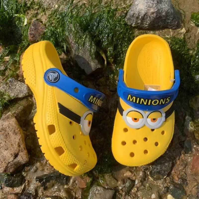 Miniso Minions Cave Sandals Stuart Dave Slippers Sandals Kaii Anime Family Beach Shoes Summer Childrens Sandals Drainage Gifts W250401