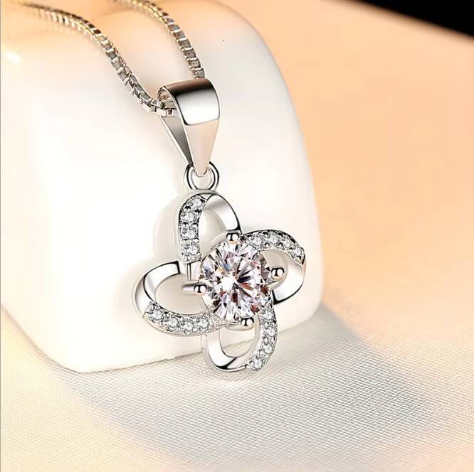 S925 Sterling Silver Moissanite Pendant Necklace Temperament Drilling Lucky Fourleaf Clover Style