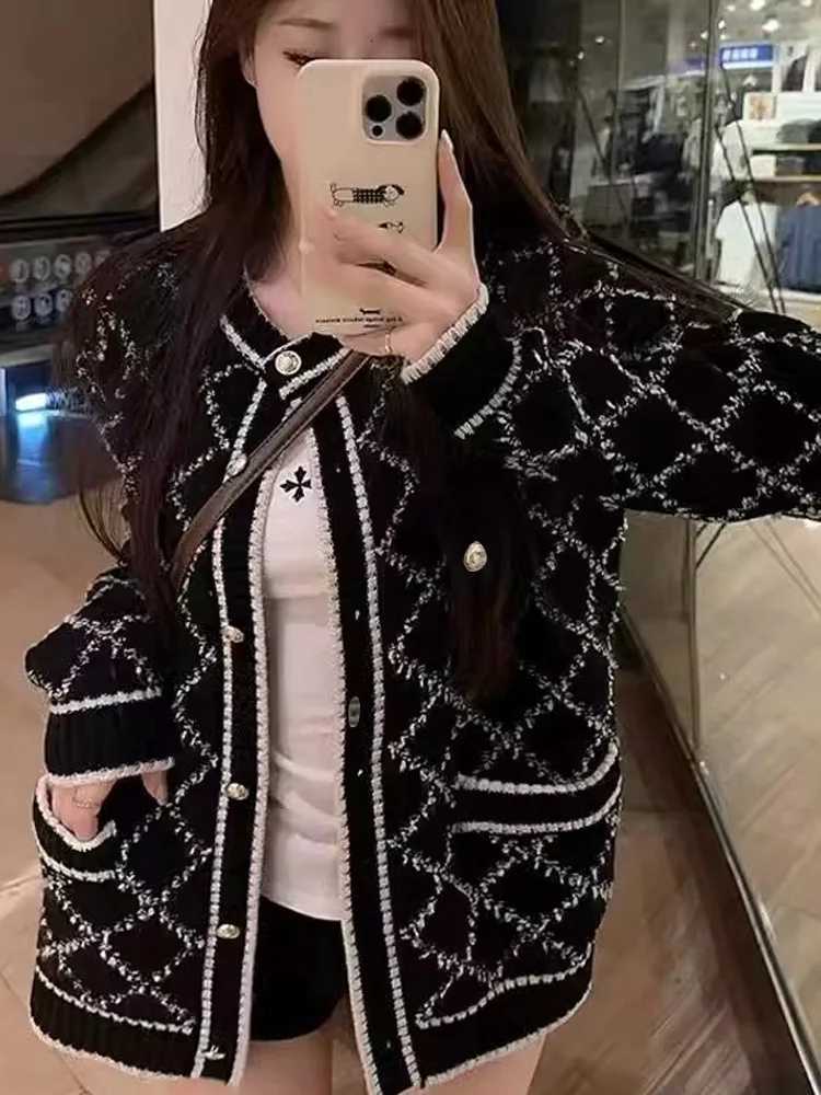 Autumn and Winter New Diamond Womens Longsleeved Crew Neck Sweater Elegant Cardigan Singlebreasted Knitwear Casual TopT251101