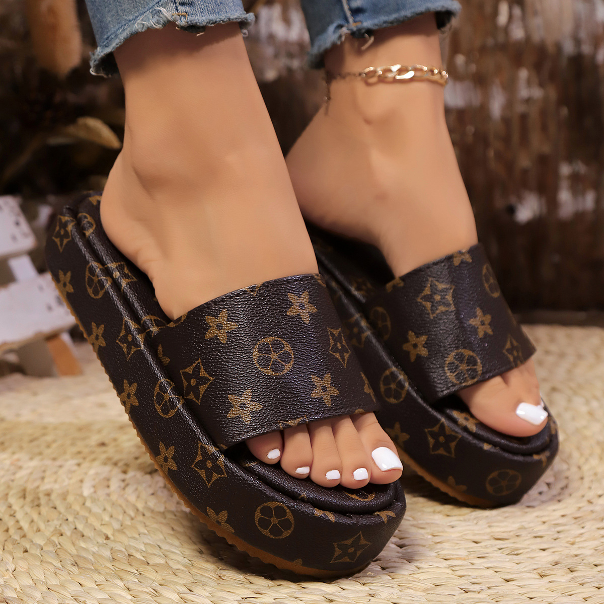 Free shipping 2025 designer Slippers for womans sandals fashion flower platform slider summer woman Beach Slides