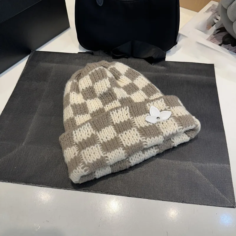 luxury women designer beanie men grid New grid letters bonnet hat brim bonnet classic beautiful fashionable autumn and winter nice