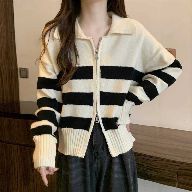Autumn Winter Stripes Turndown Collar Warm Sweaters Women Fashion Vintage Commute Double Zipper Loose Knitted CardiganT251101