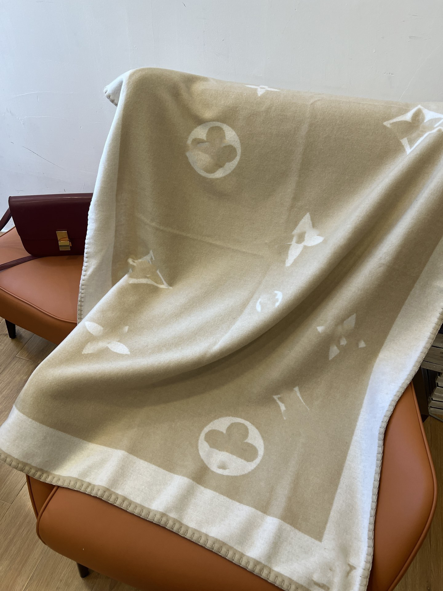 Designer cashmere blanket, children blanket, 2025 new style V wool shawl blanket, wool luxury family thick bed sofa for sale, large size blanket 140*105cm