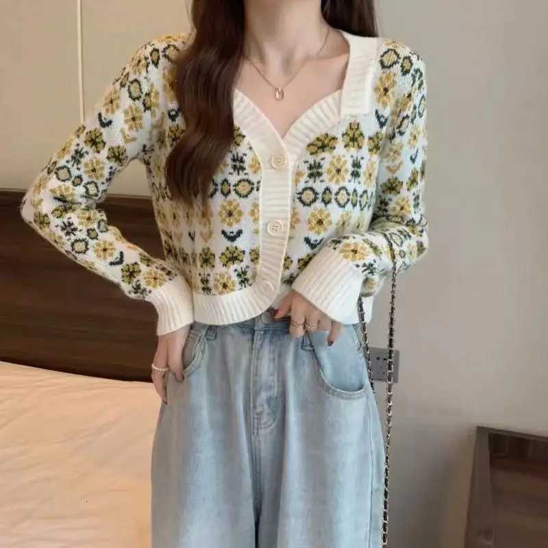 Vintage floral short knitted cardigan women autumn 2025 sweater jacket design sense long sleeve v neck cardigan sweater femaleT251101