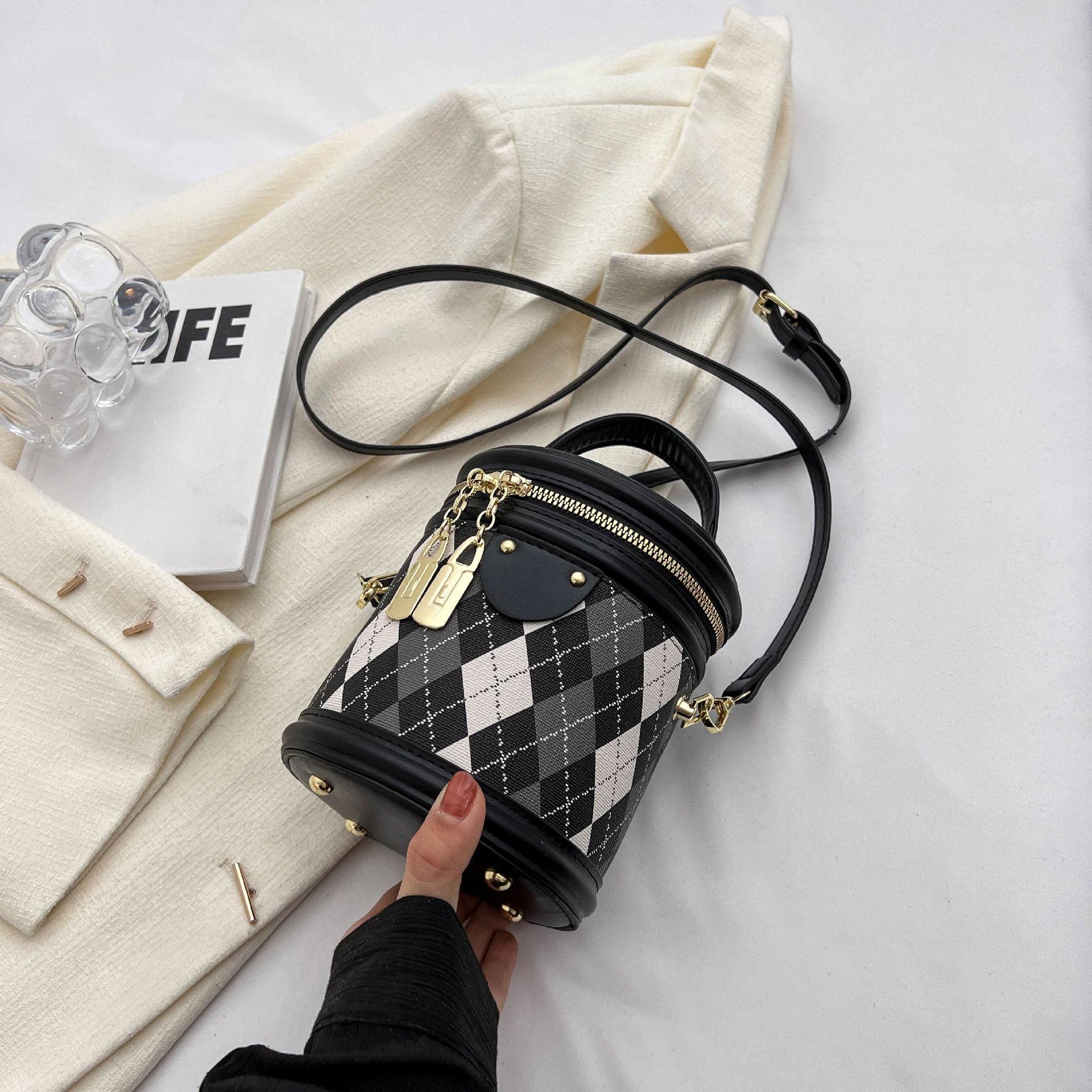 Portable bucket bag popular small bag female spring and summer new fashion niche crossbody bag texture diamond check 2025s hot