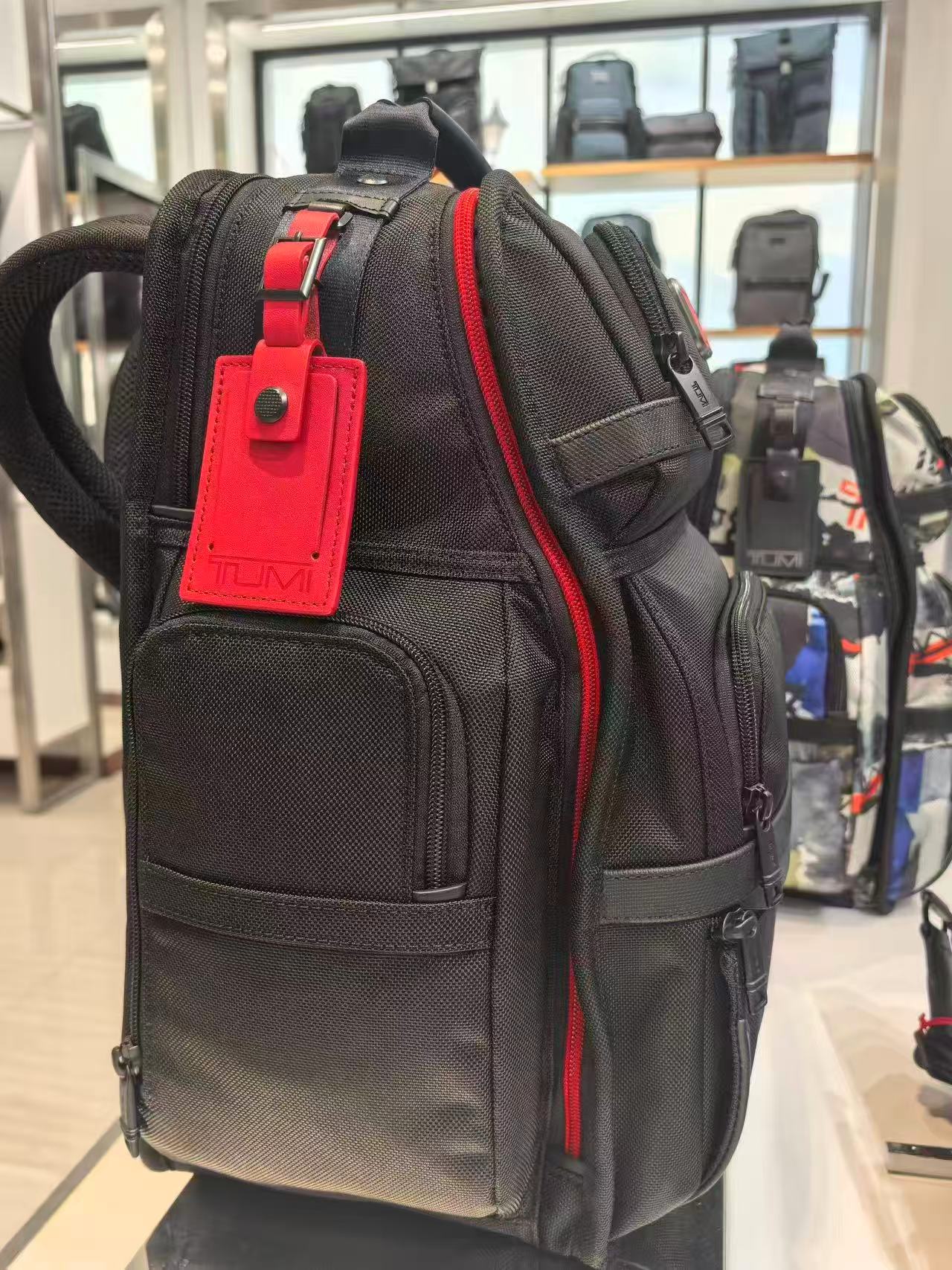 Men's business backpack with large capacity, a waterproof and wear-resistant laptop backpack suitable for travel