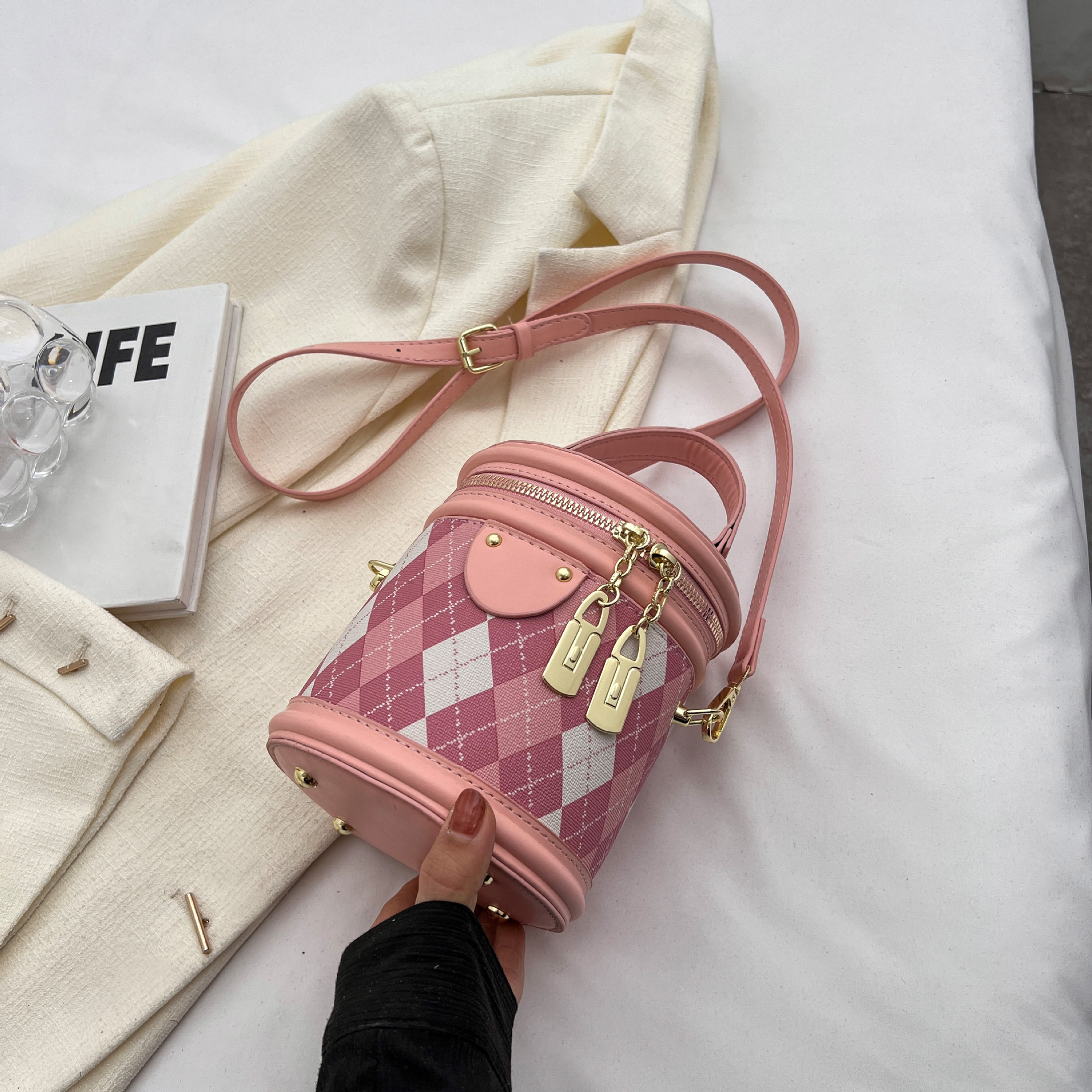 Portable bucket bag popular small bag female spring and summer new fashion niche crossbody bag texture diamond check
