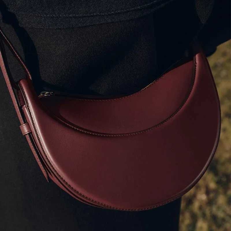 2025 French fashion genuine leather womens shoulder bag crescent bag niche design zipper closure shoulder crossbody bagW251101