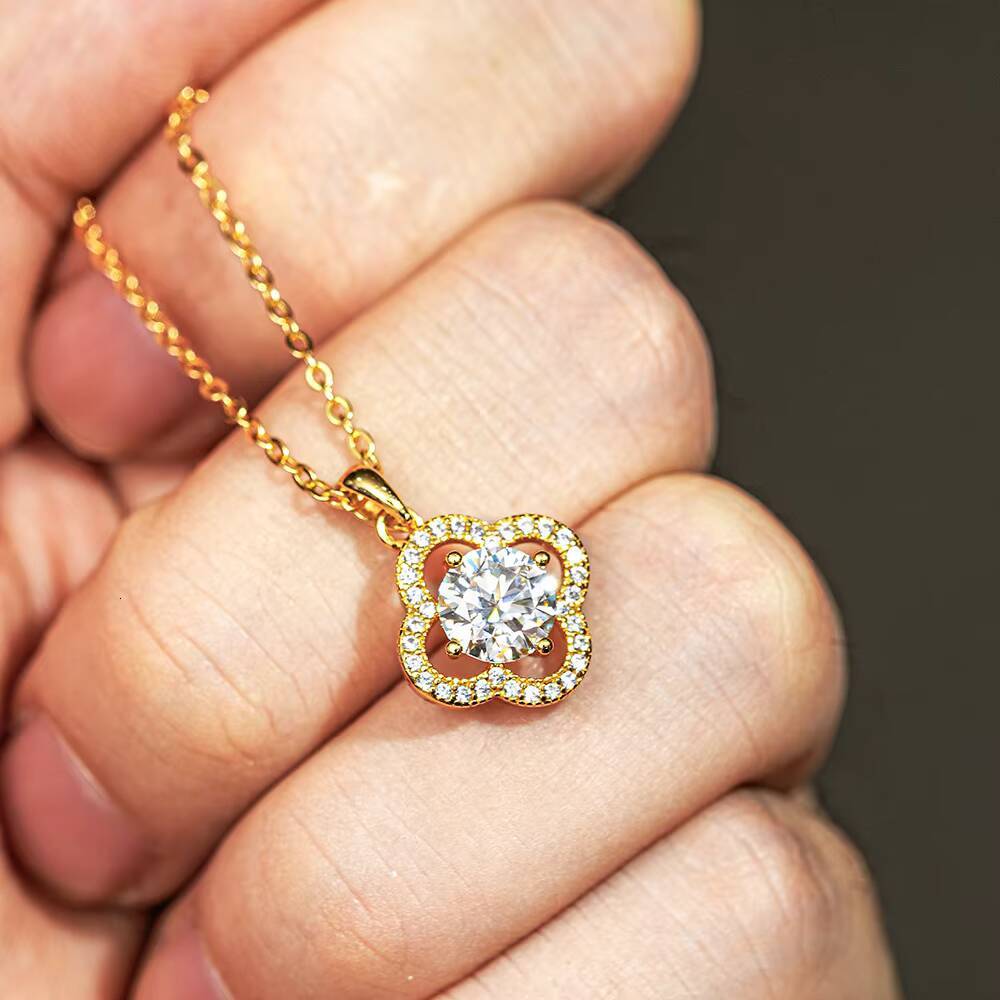 Fashion Classic Jewelry Necklace Real D Color 1 Ct Moissanite 925 Sterling Silver Four Leaf Clover Charm Pendant for Women