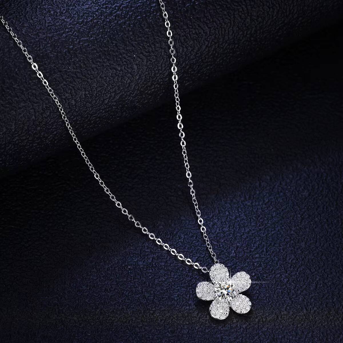 Beautiful Silver Necklace Shinning Moissanite Stone Diamond Fine Jewelry Fourleaf Clover Flower Pendant Moissanite Necklaces