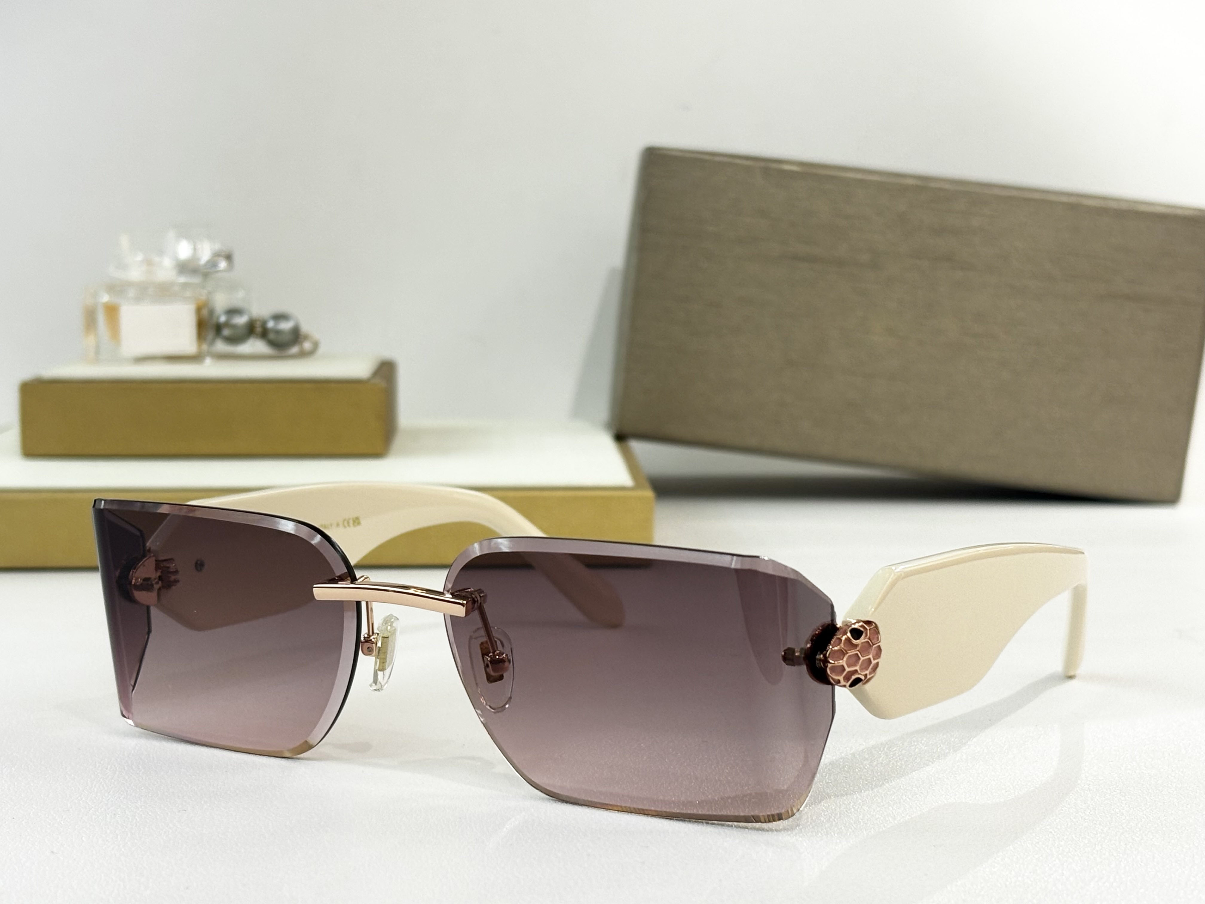 Luxury Designers Womens Sunglasses For Women Men Sun Glasses Mens Designer 9031B Fashion Style Protects Eyes Random Box