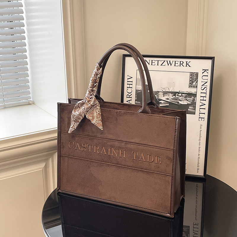 2025 new women's autumn niche fashion high-end large capacity synthetic leather handbag casual simple classic work shoulder bag student crossbody