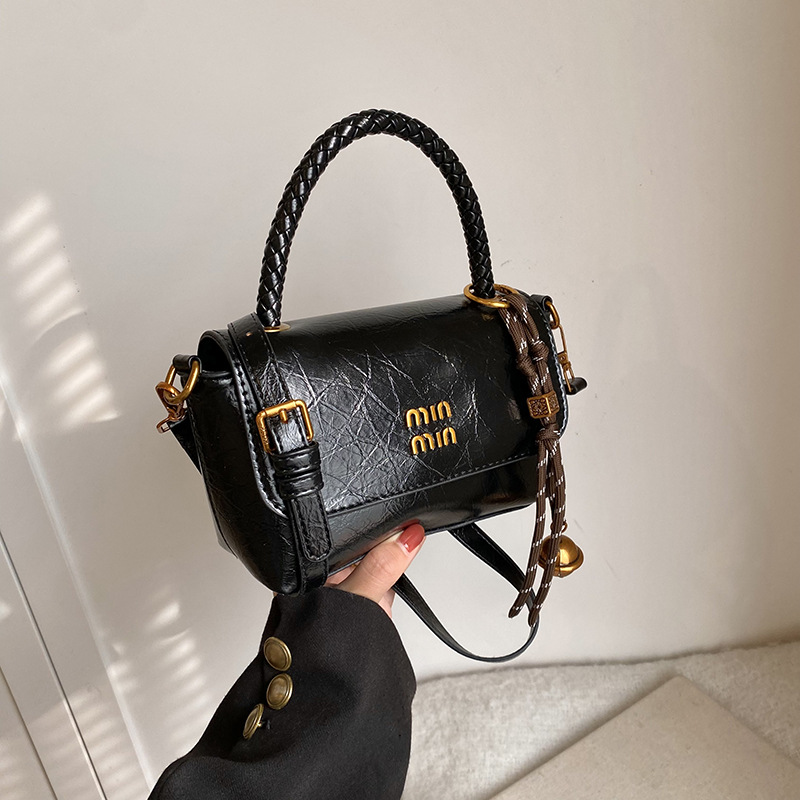 New fashion simple foreign style hand bill of lading shoulder bag commuter female bag popular crossbody bag small square bag 2025