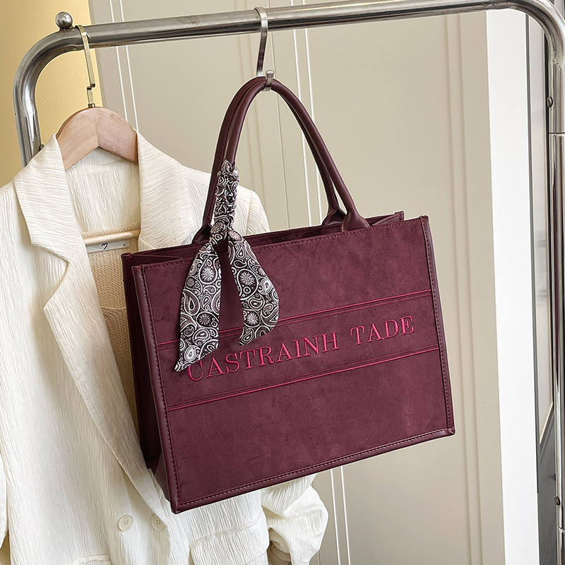 2025 new women's autumn niche fashion high-end large capacity synthetic leather handbag casual simple classic work shoulder bag student crossbody