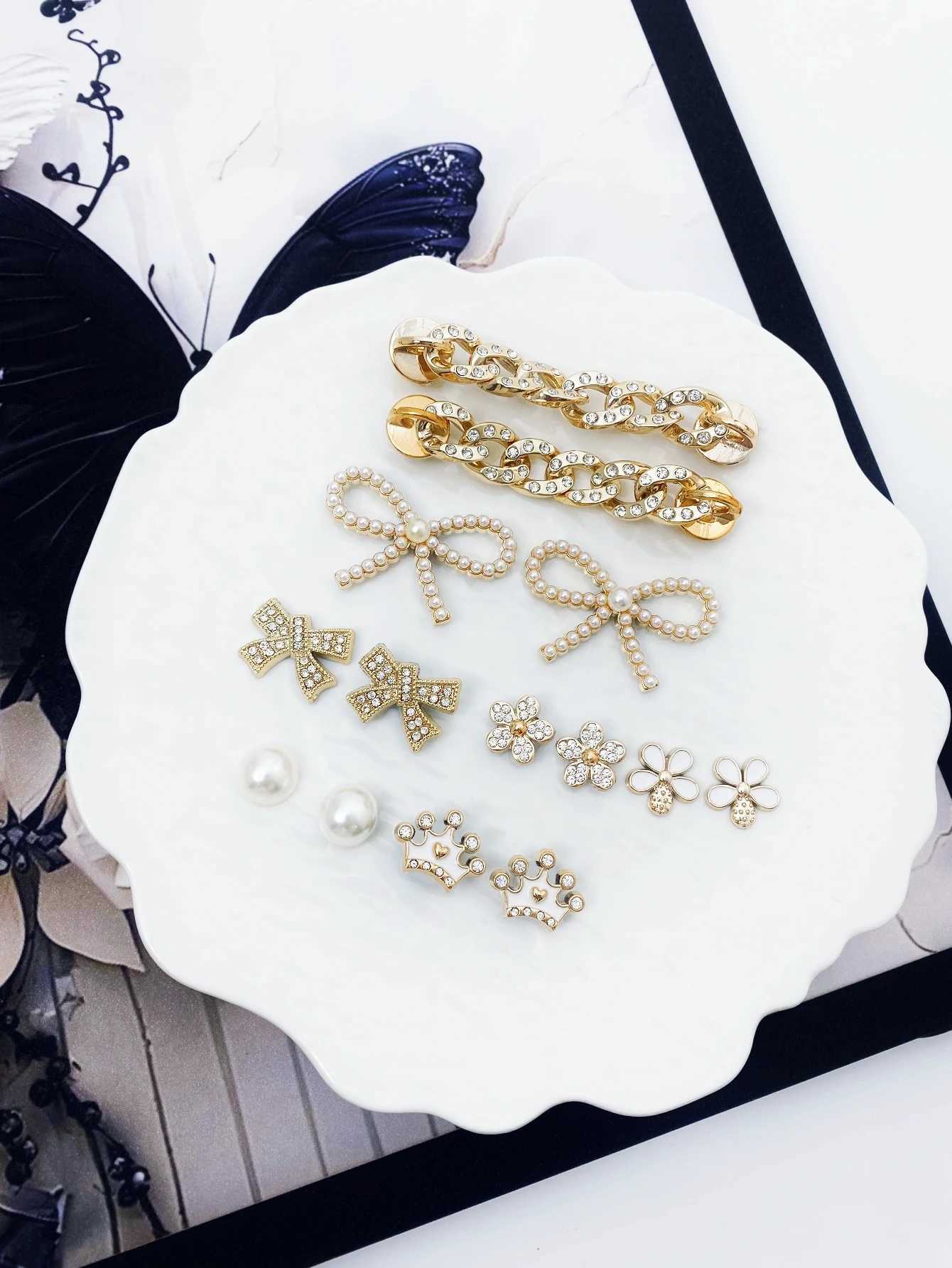 14 Crocodile Shoes (Golden Bow White Crown White Flower Gold ABS Diamd Chain) Shoe Accessories - Easy to Install and Detachable DXJ250401 - view 3