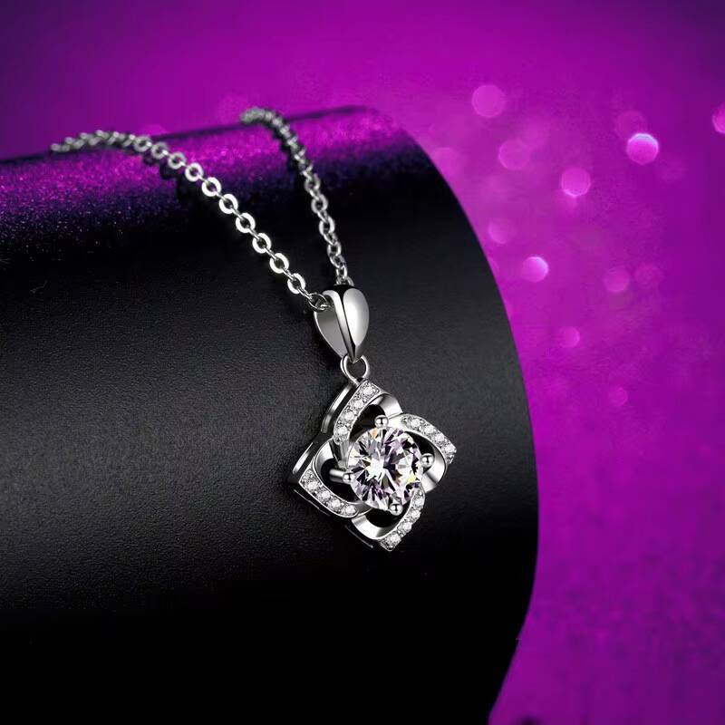 Fashion Inlaid Moissanite Diamond Necklace Women Collarbone Chain Fourleaf Clover Windmill Pendant Factory Wholesale