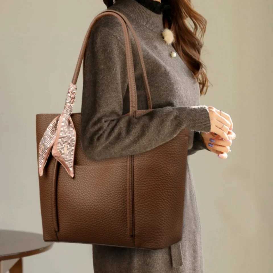 Genuine Soft Leather Tote Bag Womens Large Capacity Carrying Bags Designer Handbag Vintage Shoulder Bag Brand Commuting BagsW251101
