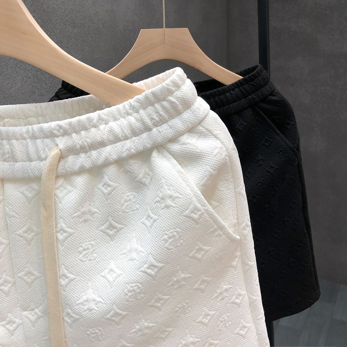 Free shipping Light luxury brand style white jacquard shorts men's summer fashion quarter pants 2025 new men's half-cut pants large size bla