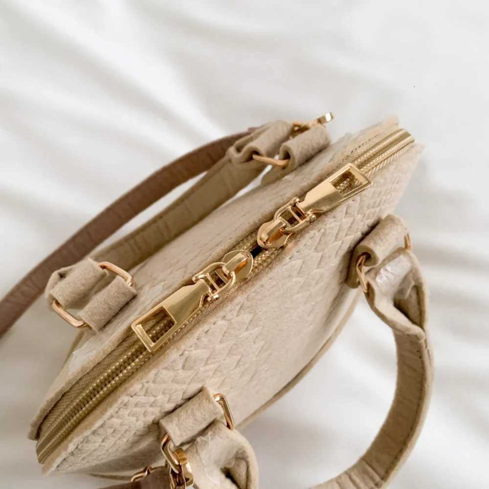 Vintage Felt Womens Bag Crocodile Pattern Shell Shape Handbag Simple Casual Shoulder Crossbody Bag Trendy Lady Commuter BagW251101