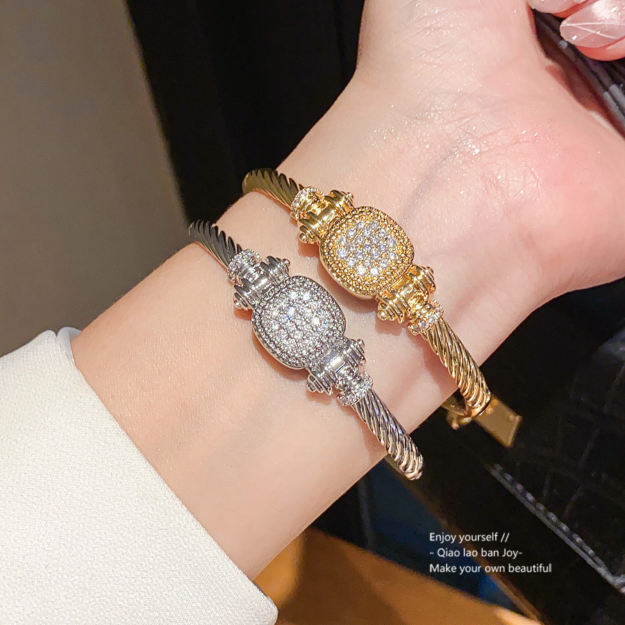 Gold - Toned Bangle With Twisted Texture And Pave Diamond Circular Centerpiece Delicate Daily & Luxurious Jewelry Gift For Her High - Quality And Orna