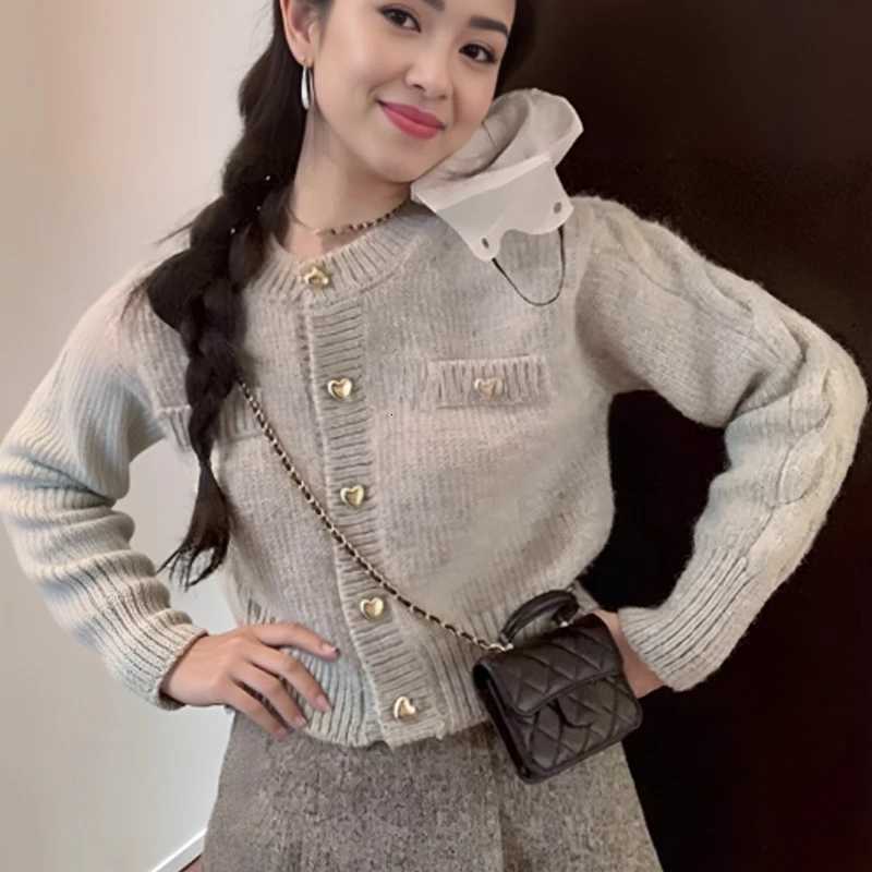 2025 Sweet Love Buckle Crew Neck Sweater New AutumnWinter Womens Knitwear Casual Loose Short Knitted Cardigan JacketT251101