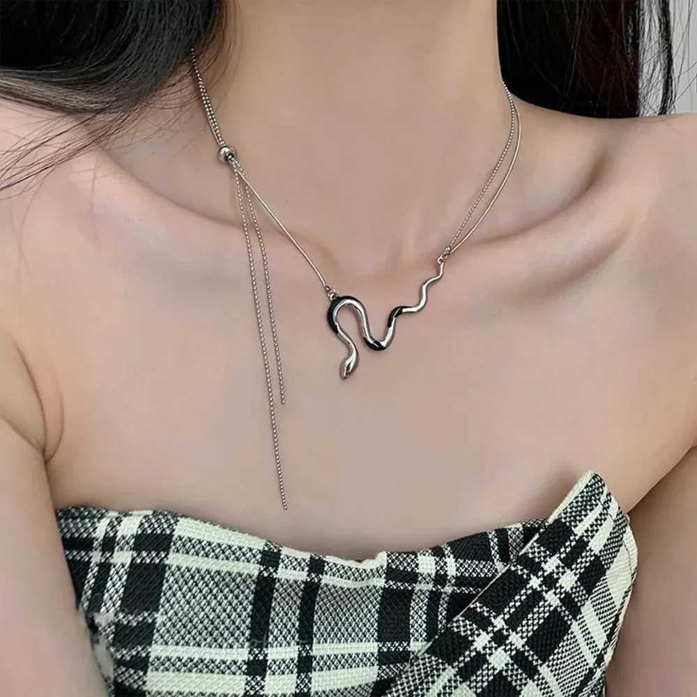 Snake Shaped Double-layered Pendant Necklace For Women Fashion Clavicle Chain Hip-hop Sweater AccessoriesC250407