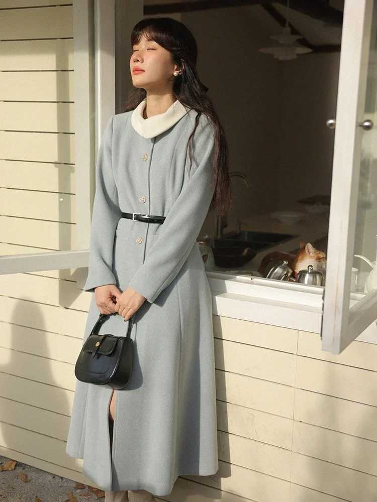 French Vintage Woolen Overcoat for Women Winter Slim Fit Elegant Long Sleeve Dress Style Coat PetiteFriendly Classic OuterwearT251101
