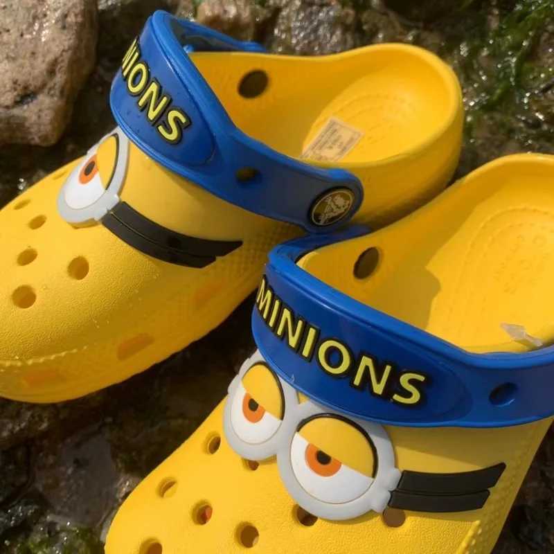 Miniso Minions Cave Sandals Stuart Dave Slippers Sandals Kaii Anime Family Beach Shoes Summer Childrens Sandals Drainage Gifts W250401