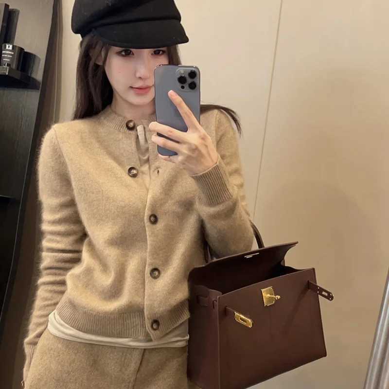 Autumn and Winter New 100 Pure Wool Cardigan Sweater Womens Knitted High Quality Oneck Womens Cashmere Coat SweaterT251101
