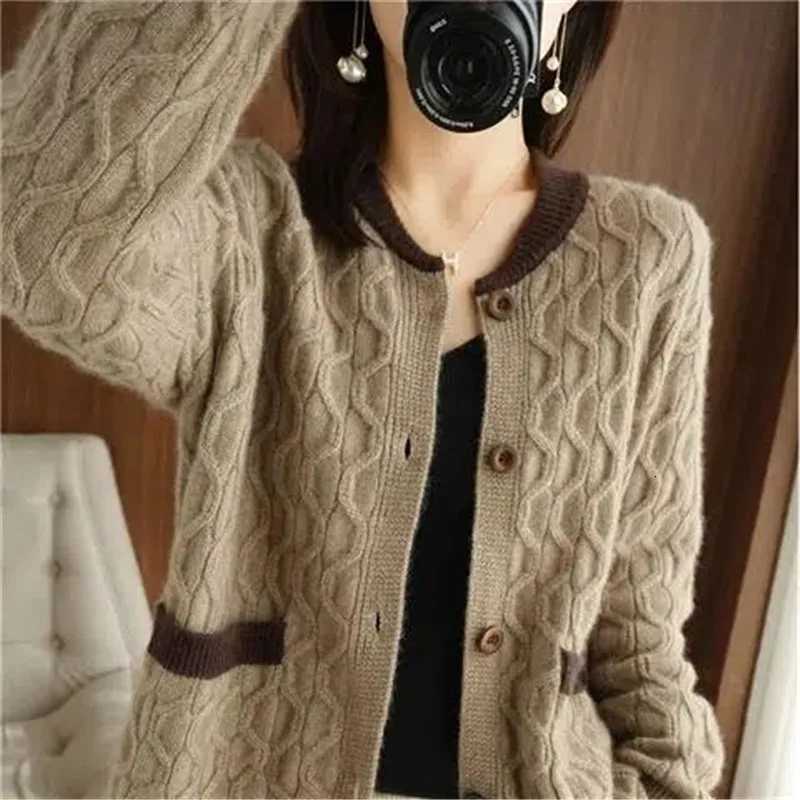 Advanced Temperament Crew Neck Thicken Cardigan New Womens Coat Fashionable Sweater Jacket Receive Waist Knitting Shirt TopT251101