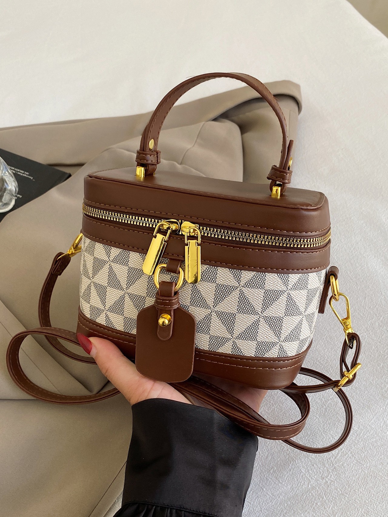 Free shipping cross-border autumn, winter and spring new fashionable Korean-style printed letter single-shoulder crossbody women's hand-held buck