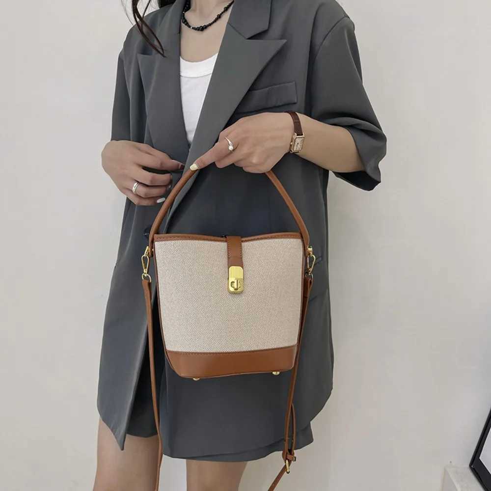 Designer Bag Wens Autumn 2025 Splicing Shoder Messenger Bag New Fi Portable Bucket Bag Niche Design Ctrast Color Y251120