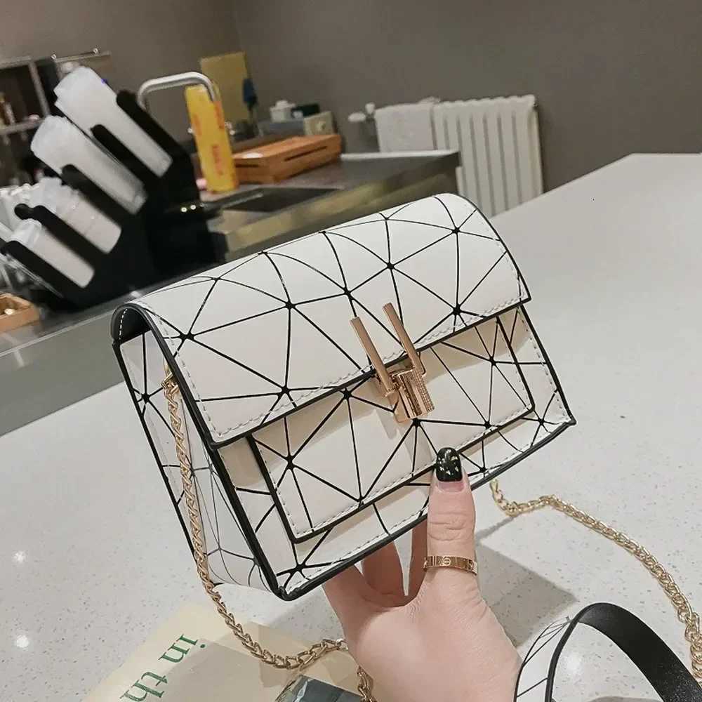Womens Handbags Striped Square Designe Crossbody Bags High Capacity Fine Texture Soft Comfortable Females Crossbody BagW251101
