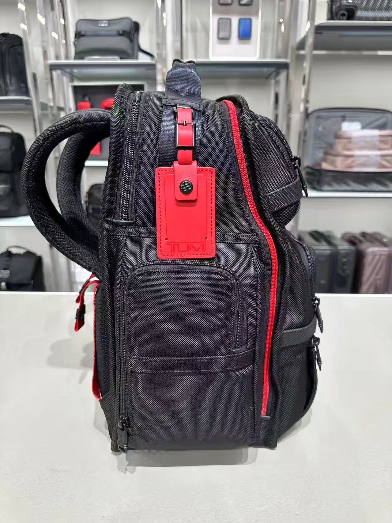 Men's business backpack with large capacity, a waterproof and wear-resistant laptop backpack suitable for travel