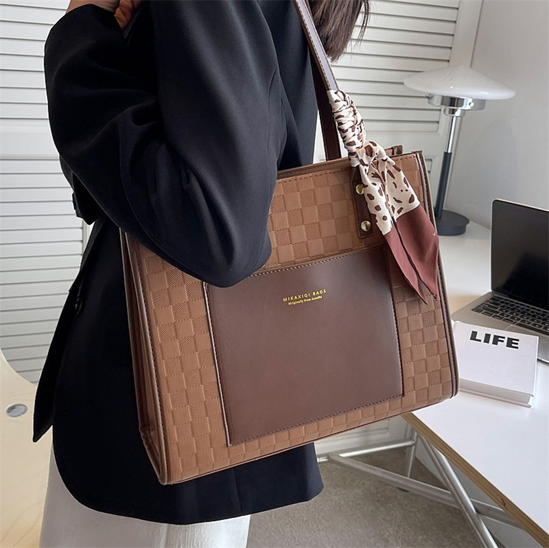 Designer bag free shipping 2025 new fashionable commuting tote bag large capacity shoulder bag for womens