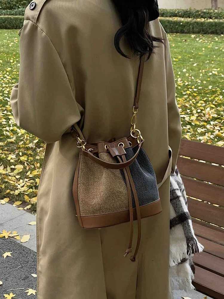 Designer Highend Niche e Shoder Bag Wen New Popar Ctra Color Crossbody Pack Splicing Handheld Bucket Bags Y251120