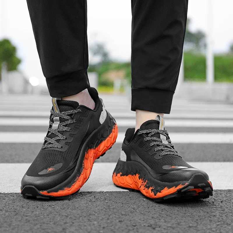 Mens Breathable Bounce Trail Running Shoes Anti-slip Cushioning Outdoor Thick Bottom Running Shoes Couple SneakersC250401