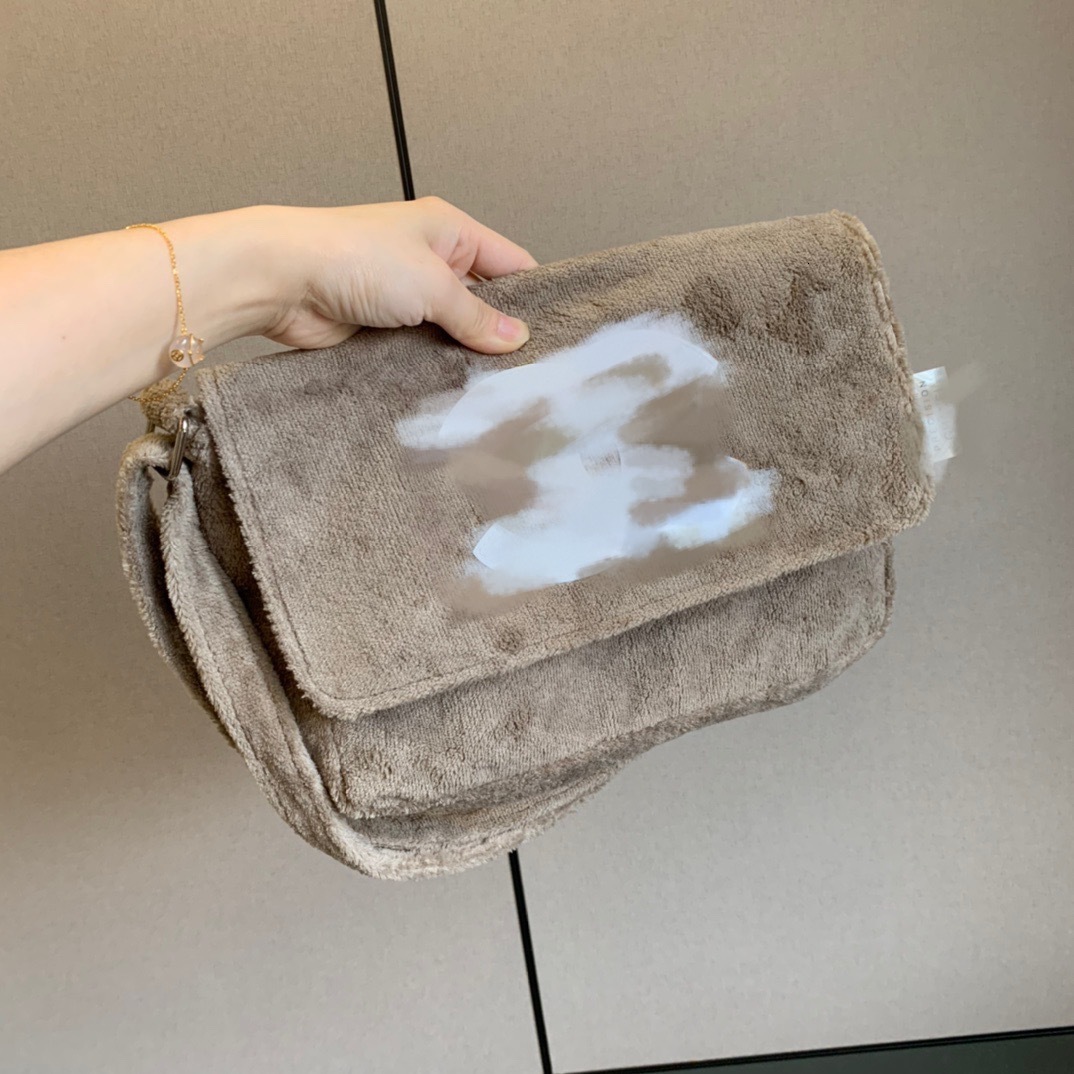 New Towel Bag Vintage Velvet Large Capacity Personalized Crossbody Bag Women's Fashionable Travel Backpack