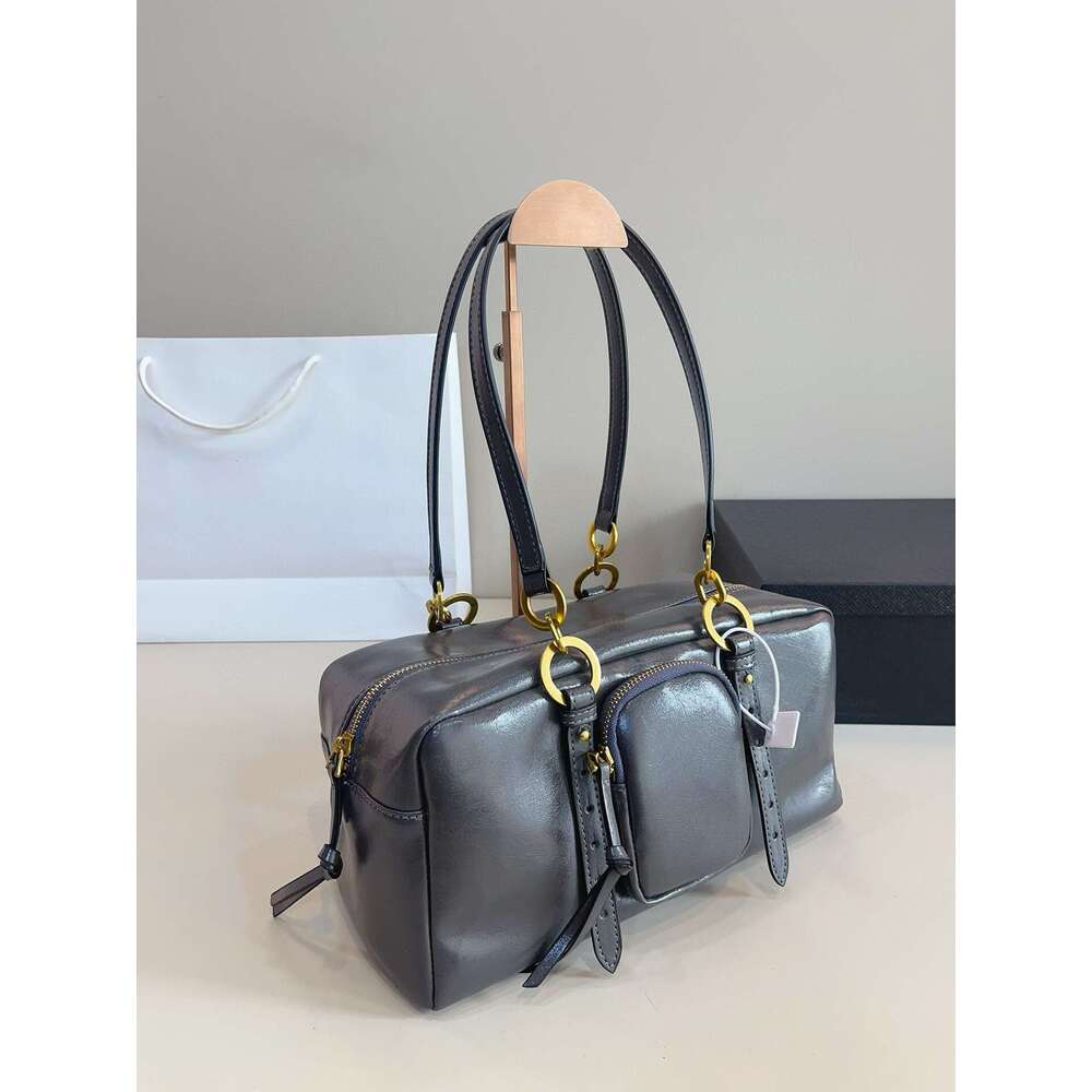 Designer vintage soft shoulder bag fashionable high-end Dangle leather handbag Women's classic baguette bag fashionable item