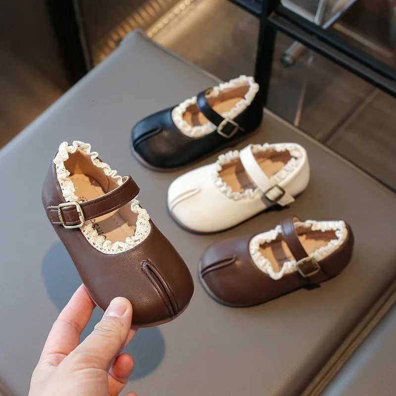 2025 New Childrens Flats Simple Lolita Girls Princess Leather Shoes Walking Versatile Sweet Pleated Kids Causal Fashion ShoesT251101