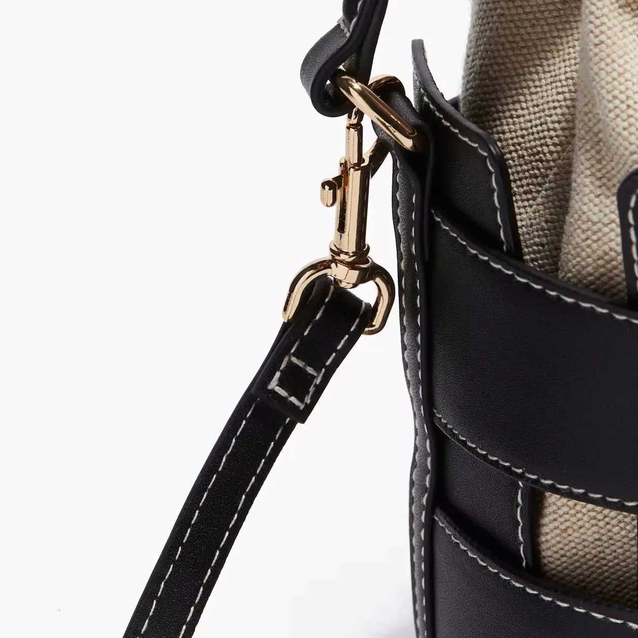 Luxury Design Crossbody Bucket Bag Fashionable Hollow Out Handbags Womens Leisure Outdoor Small Shoulder BagsW251101