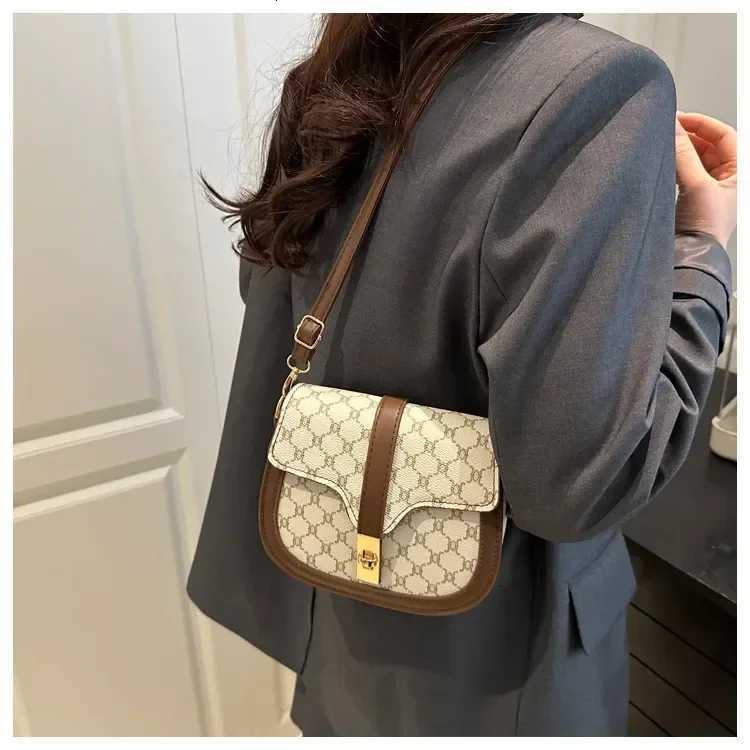 Designer 2025 High Fi Designer Wens Bag Adjustable Wide Strap Saddle Messenger Bag Printed Pattern Trendy Crossbody Versatile Y251120