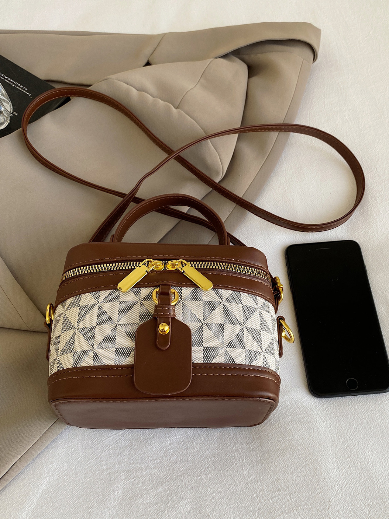 Free shipping cross-border autumn, winter and spring new fashionable Korean-style printed letter single-shoulder crossbody women's hand-held buck