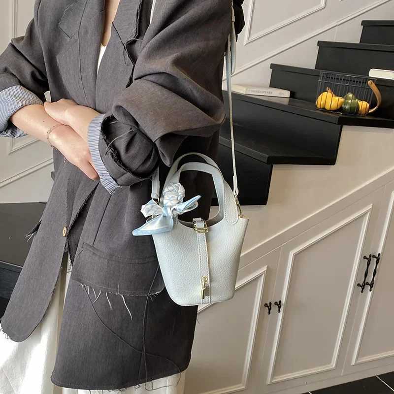 Designer Korean Style Bucket Bag Shoder Bag Cmuting Simple HighEnd Feel Small Audience New 2025 Handheld Water Bucket Bag1 Y251120
